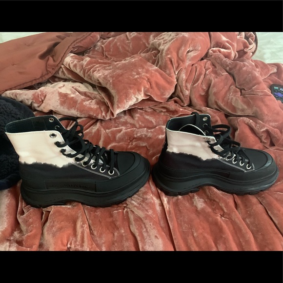 Shoes only been worn twice only do cash or Venmo. - Picture 3 of 4